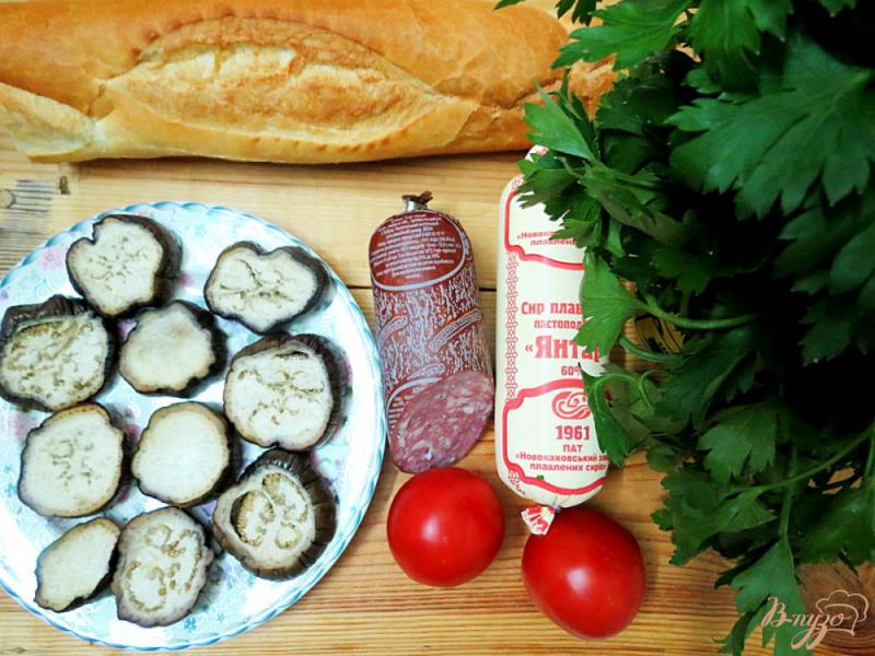 Фото приготовление рецепта: Бутерброды с колбасой, баклажанами и помидорами шаг №1