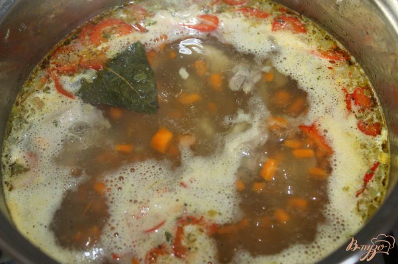 Фото приготовление рецепта: Куриный суп с домашней лапшой шаг №4