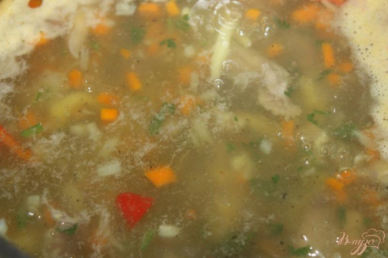 Фото приготовление рецепта: Куриный суп с домашней лапшой шаг №5