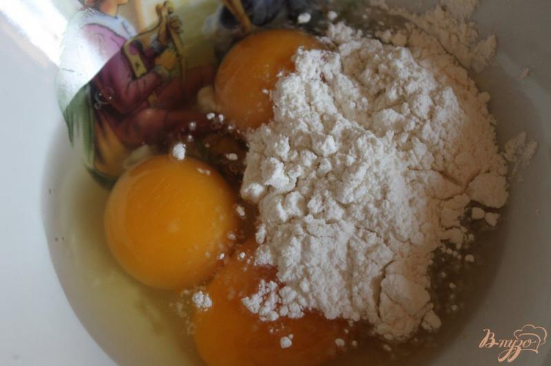 Фото приготовление рецепта: Яичные гренки с печеночным паштетом и помидорами шаг №1