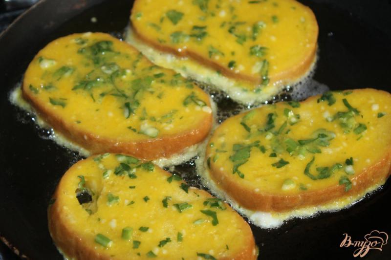 Фото приготовление рецепта: Яичные гренки с печеночным паштетом и помидорами шаг №4
