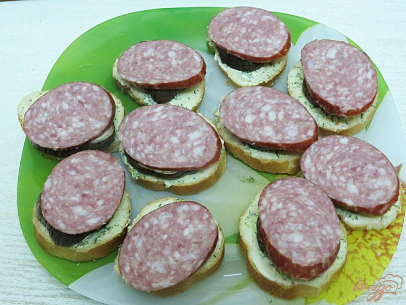 Фото приготовление рецепта: Бутерброды с колбасой, баклажанами и помидорами шаг №6
