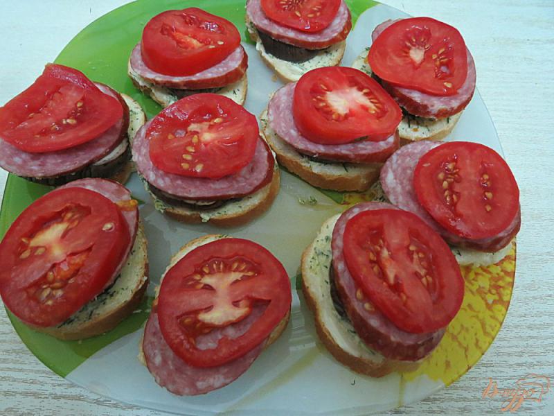 Фото приготовление рецепта: Бутерброды с колбасой, баклажанами и помидорами шаг №7