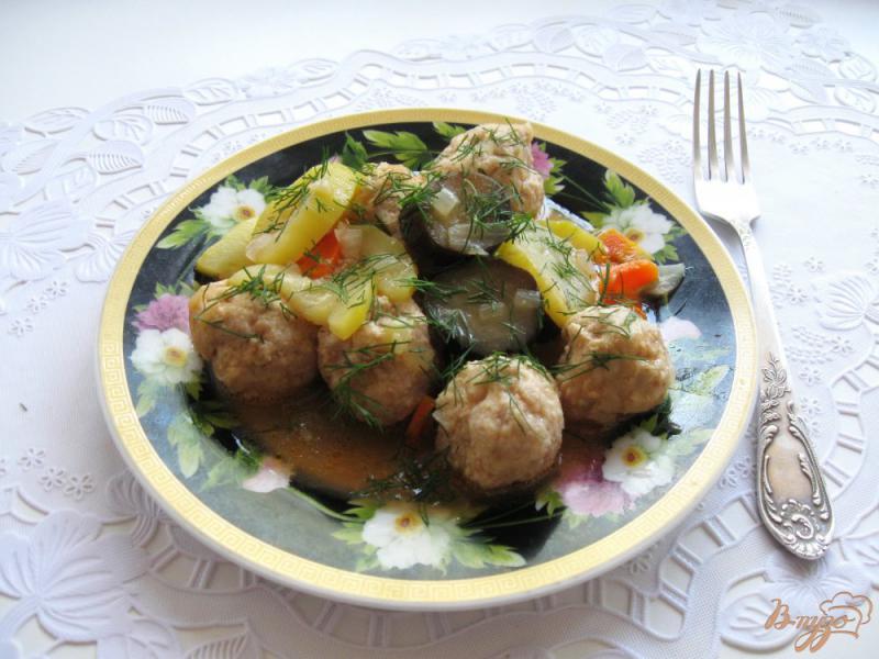 Фото приготовление рецепта: Куриные тефтели с кабачками и баклажанами в соусе шаг №7