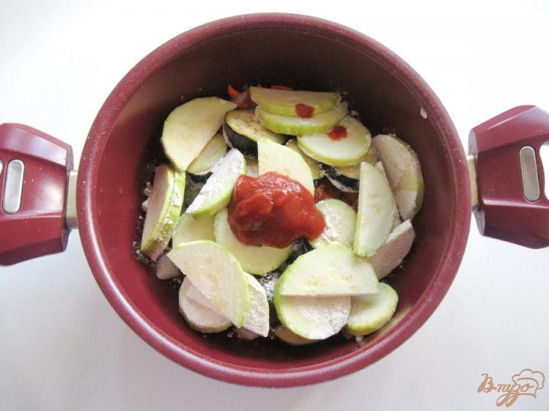 Фото приготовление рецепта: Куриные тефтели с кабачками и баклажанами в соусе шаг №3
