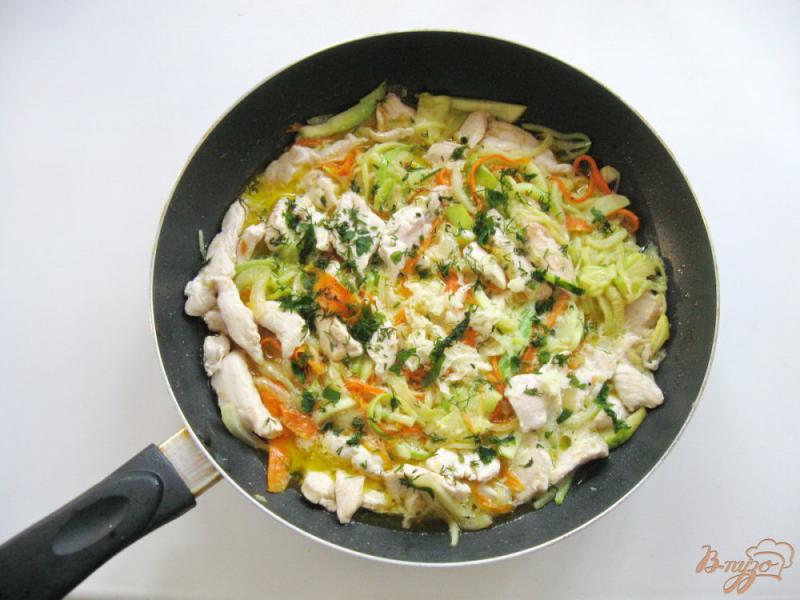 Фото приготовление рецепта: Куриная грудка с овощами в сметане шаг №6