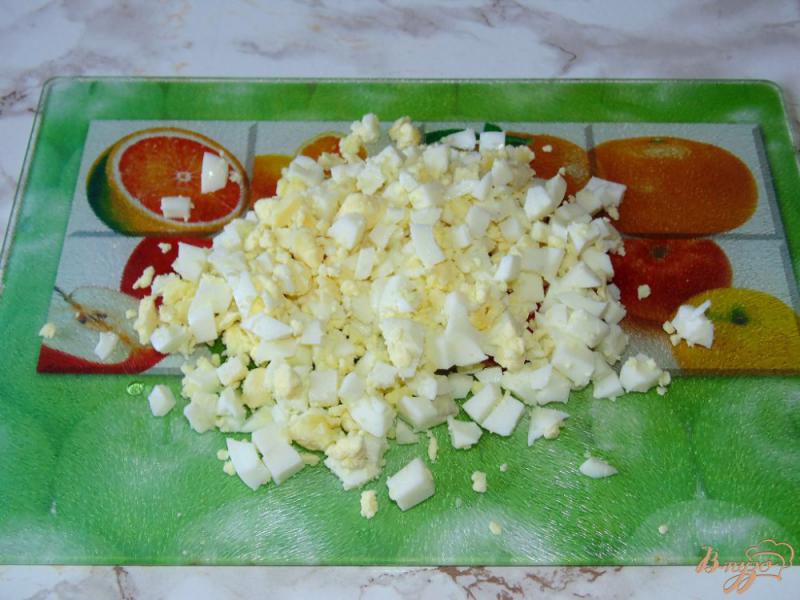 Фото приготовление рецепта: Яичный салат с копченым сыром и фасолью шаг №3