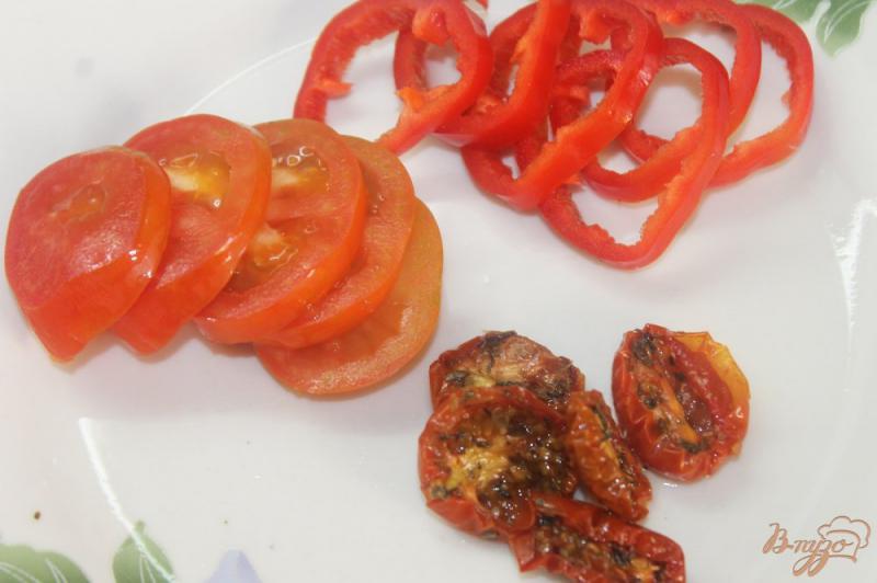 Фото приготовление рецепта: Куриная отбивная с овощами, вялеными томатами и сыром шаг №6