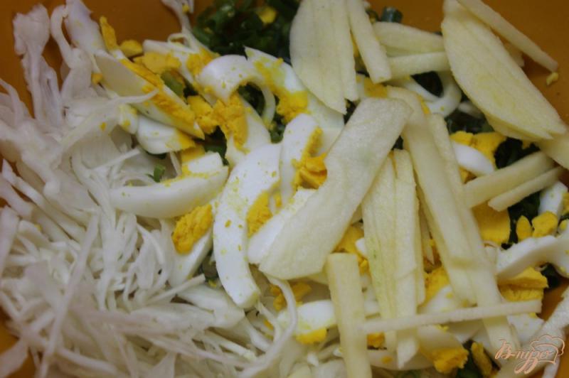 Фото приготовление рецепта: Капустный салат с твердым сыром и яйцом шаг №4