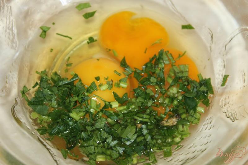 Фото приготовление рецепта: Гренки с яйцом и овощами под сыром шаг №1