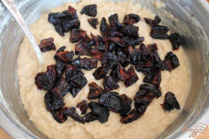 Фото приготовление рецепта: Овсяный пирог с черносливом и лимонником шаг №4