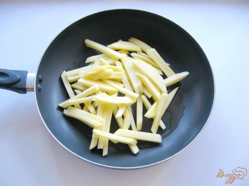 Фото приготовление рецепта: Жареный картофель с капустой шаг №2