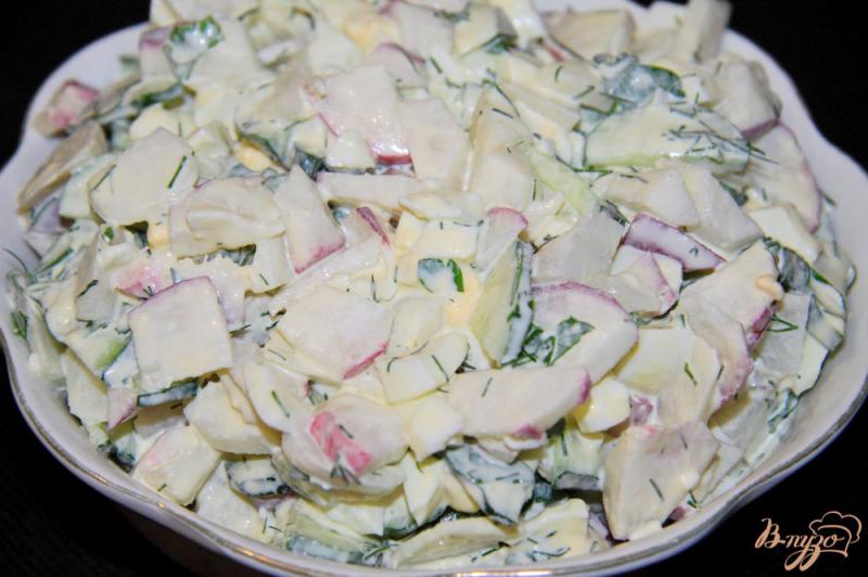 Фото приготовление рецепта: Салат из редиски с огурцом и яйцами шаг №5