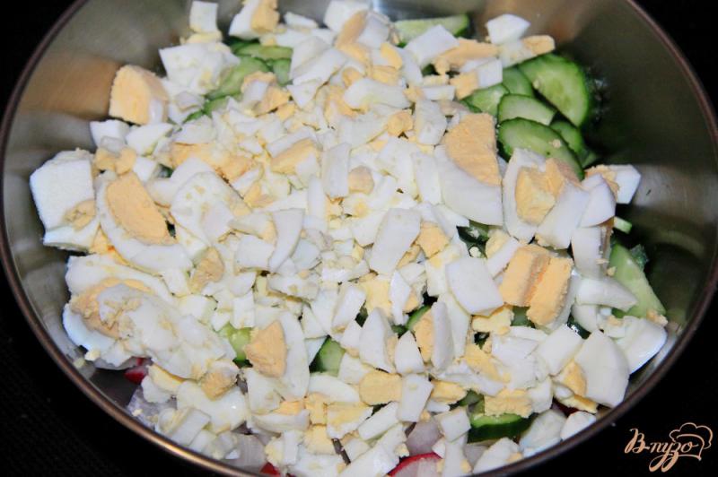 Фото приготовление рецепта: Салат из редиски с огурцом и яйцами шаг №3