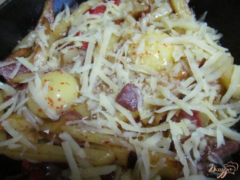 Фото приготовление рецепта: Жареный картофель с перцем и яйцами под сыром шаг №4