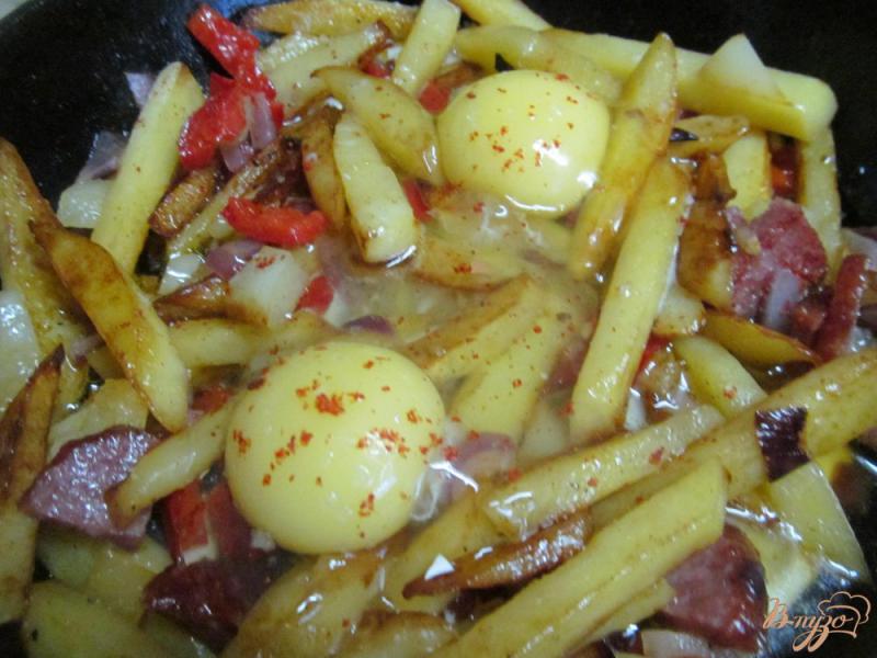Фото приготовление рецепта: Жареный картофель с перцем и яйцами под сыром шаг №3
