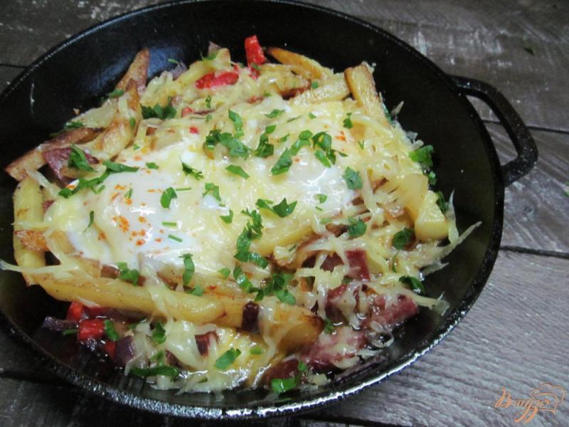 Фото приготовление рецепта: Жареный картофель с перцем и яйцами под сыром шаг №5