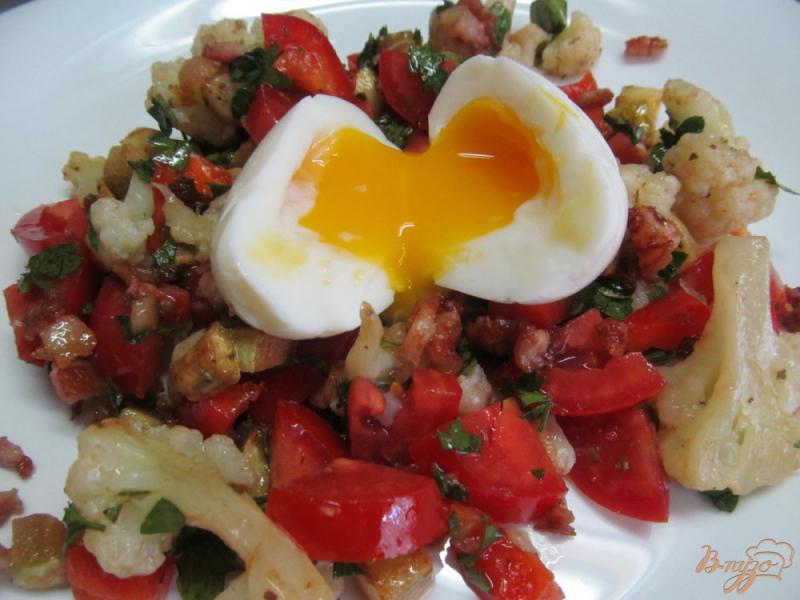 Фото приготовление рецепта: Салат из цветной капусты с беконом и яйцом шаг №6