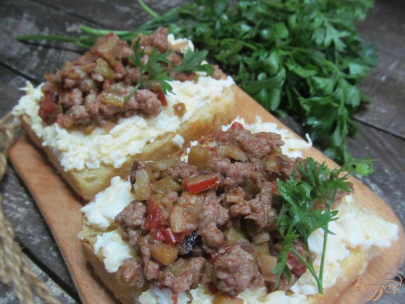 Фото приготовление рецепта: Бутерброд с сырной намазкой и баклажаном шаг №6