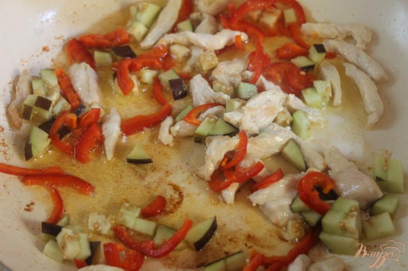 Фото приготовление рецепта: Паста фузилли с куриным филе, помидорами и баклажанами шаг №3
