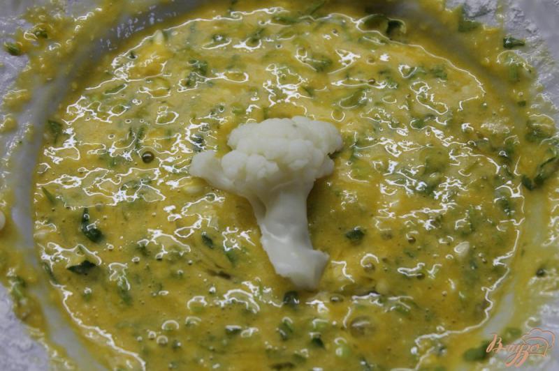 Фото приготовление рецепта: Цветная капуста в кляре с добавлением зелени шаг №4