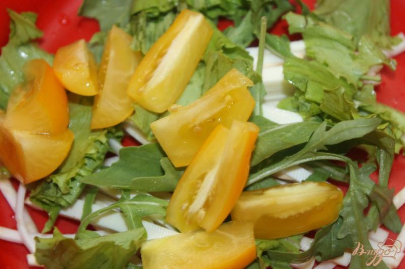 Фото приготовление рецепта: Салат с сельдереем, сыром и помидорами шаг №4
