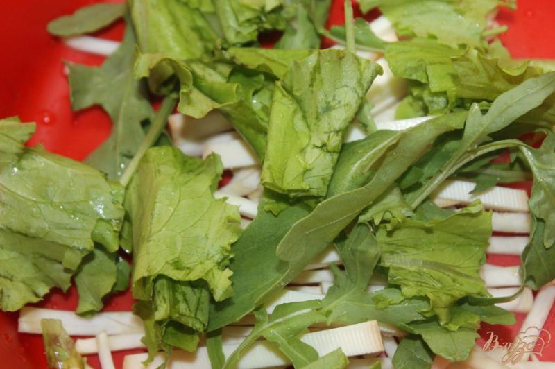Фото приготовление рецепта: Салат с сельдереем, сыром и помидорами шаг №3