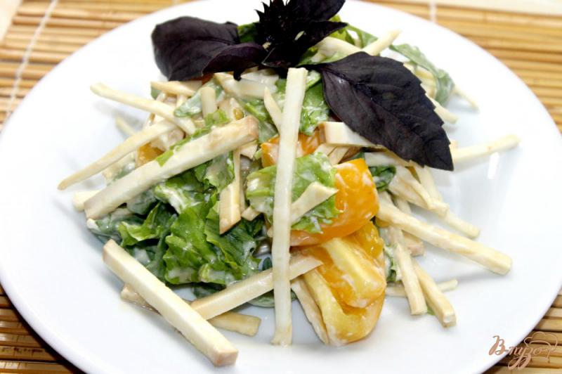 Фото приготовление рецепта: Салат с сельдереем, сыром и помидорами шаг №6