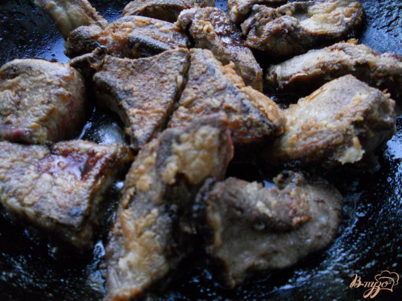 Фото приготовление рецепта: Печень свиная тушеная в соусе из сметаны шаг №3