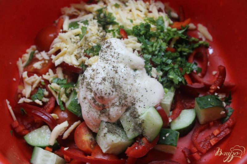 Фото приготовление рецепта: Быстрый овощной салат с сыром шаг №5