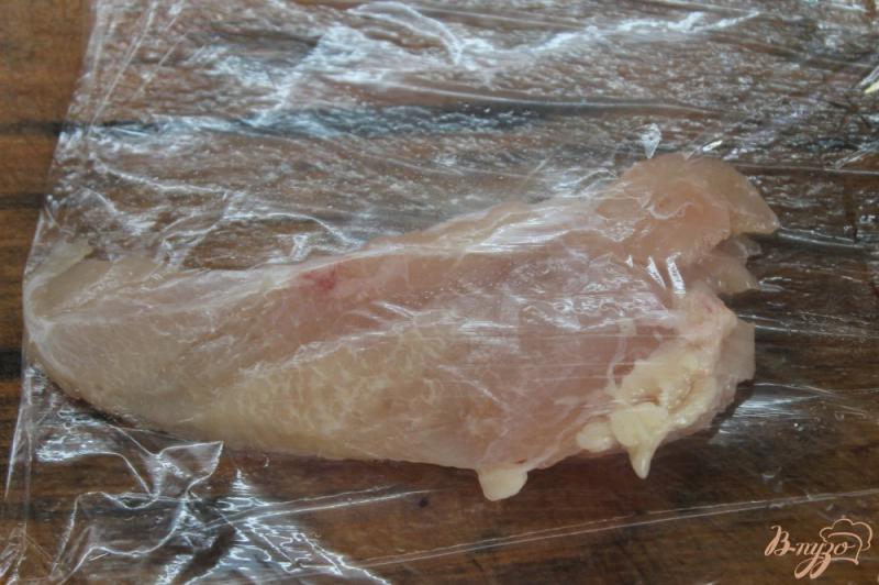 Фото приготовление рецепта: Куриная отбивная в кляре с плавленным сыром и зеленью шаг №1