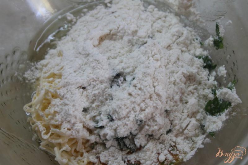 Фото приготовление рецепта: Куриная отбивная в кляре с плавленным сыром и зеленью шаг №3
