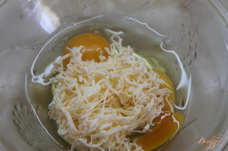 Фото приготовление рецепта: Куриная отбивная в кляре с плавленным сыром и зеленью шаг №2