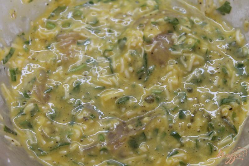 Фото приготовление рецепта: Куриная отбивная в кляре с плавленным сыром и зеленью шаг №4
