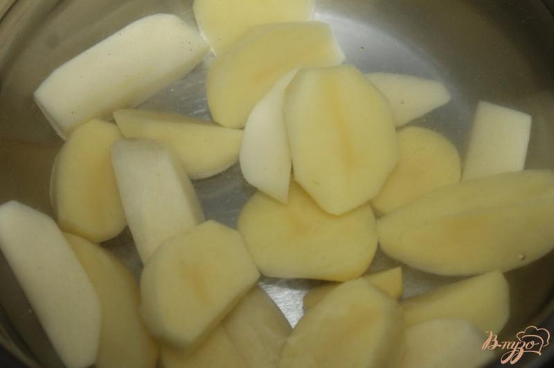 Фото приготовление рецепта: Запеченный картофель с базиликом и сливочным маслом шаг №2