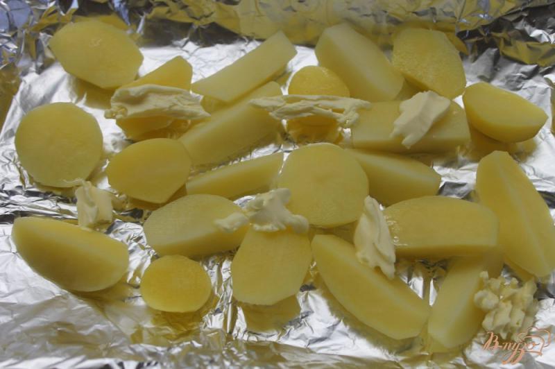 Фото приготовление рецепта: Запеченный картофель с базиликом и сливочным маслом шаг №4