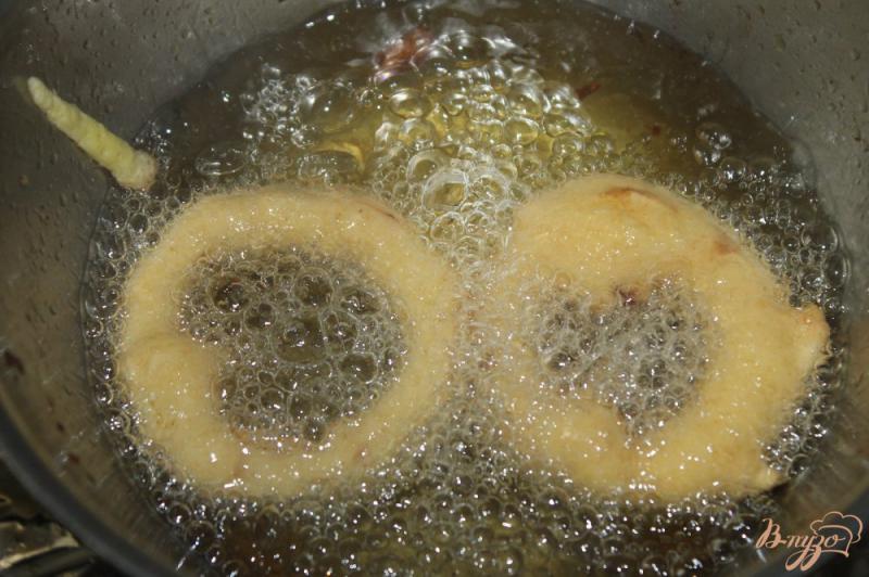 Фото приготовление рецепта: Пышные луковые кольца фри со сметанным соусом шаг №4