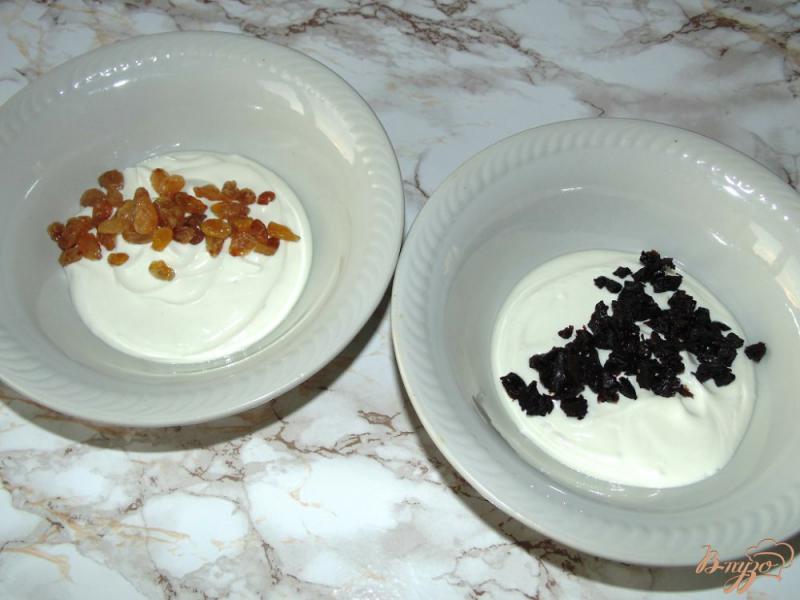 Фото приготовление рецепта: Творожный десерт с отрубным печеньем, черносливом и изюмом шаг №2