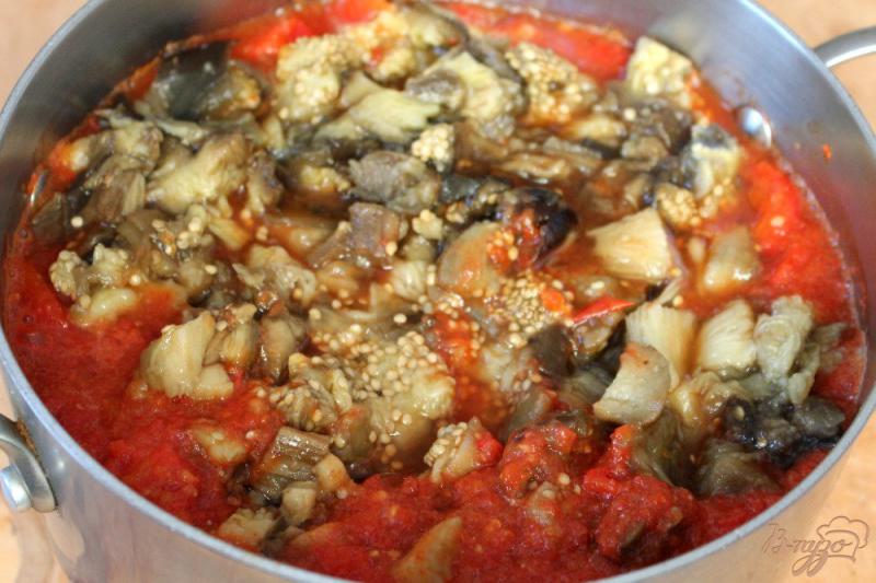 Фото приготовление рецепта: Печеные баклажаны в томате с перцем и чесноком шаг №3