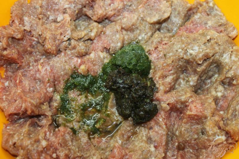 Фото приготовление рецепта: Ароматные мясные колбаски из мяса утки шаг №2