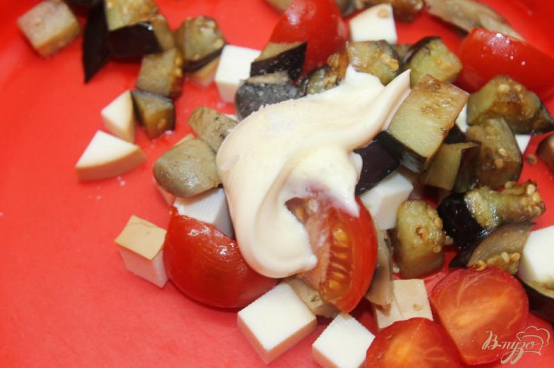 Фото приготовление рецепта: Салат из баклажан, сыра и черри шаг №7