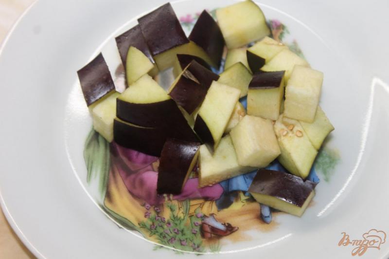 Фото приготовление рецепта: Салат из баклажан, сыра и черри шаг №1