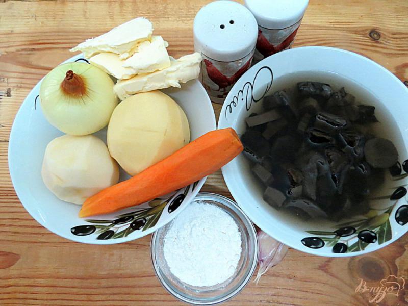 Фото приготовление рецепта: Похлёбка с лесными грибами шаг №4