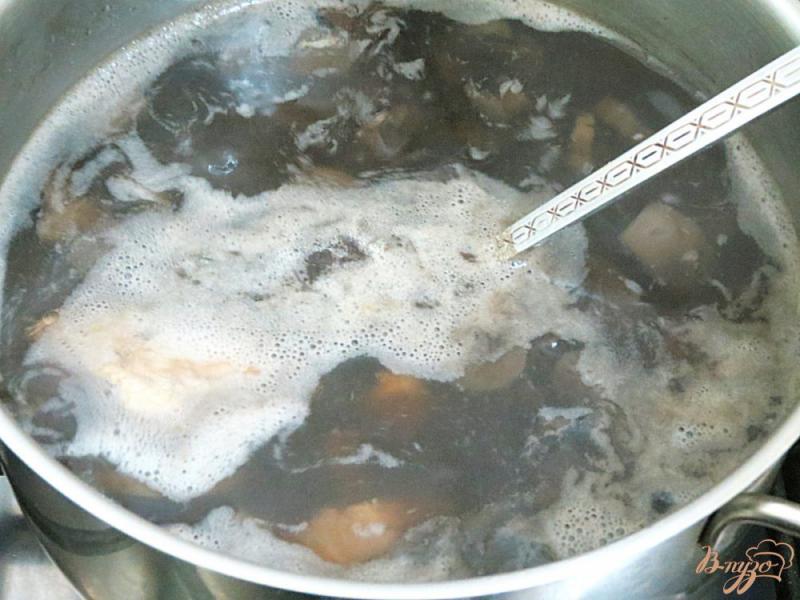 Фото приготовление рецепта: Похлёбка с лесными грибами шаг №8