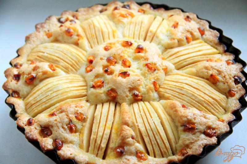 Фото приготовление рецепта: Осенний пирог с облепихой и яблоками шаг №9