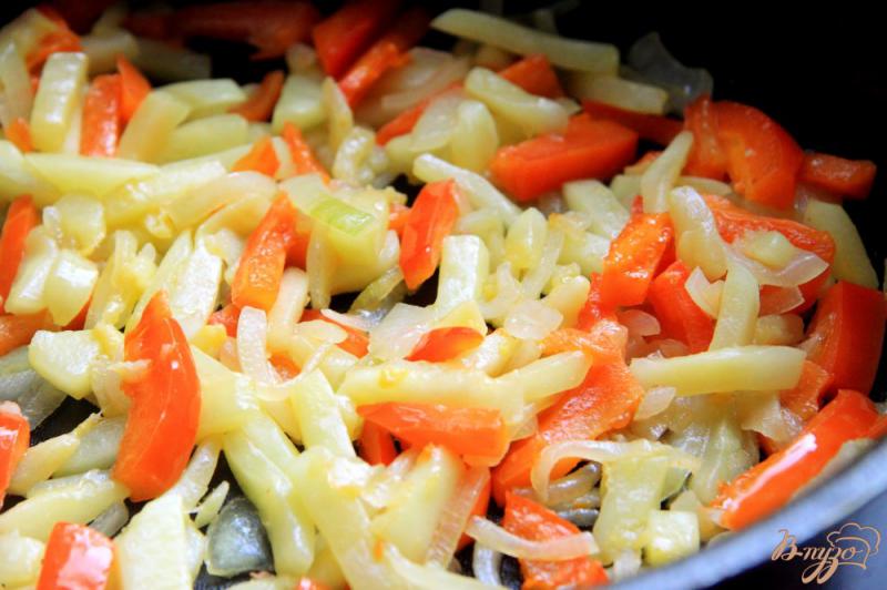 Фото приготовление рецепта: Омлет с летними овощами и колбасой шаг №9