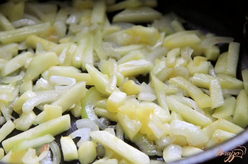 Фото приготовление рецепта: Омлет с летними овощами и колбасой шаг №8