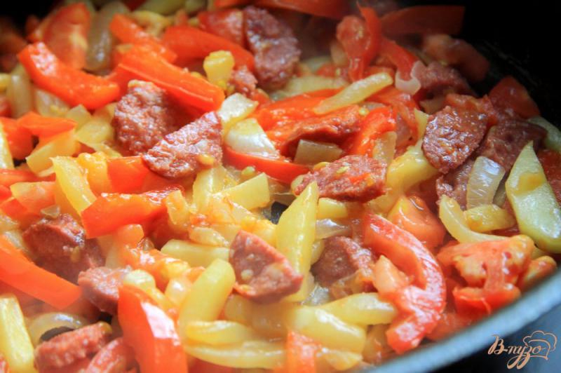 Фото приготовление рецепта: Омлет с летними овощами и колбасой шаг №11