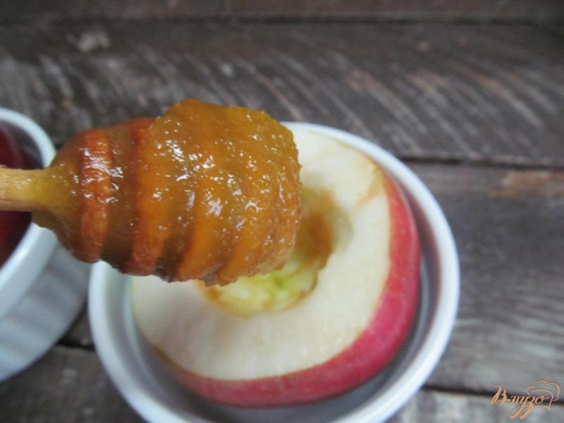 Фото приготовление рецепта: Запеченные яблоки с творогом и малиной шаг №3