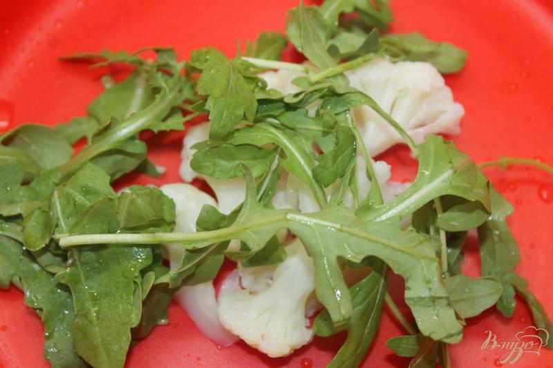 Фото приготовление рецепта: Салат из цветной капусты, рукколы и черри шаг №2